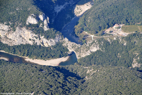 Vue aérienne large sur Pont d'Arc (Ardèche), depuis l'Est