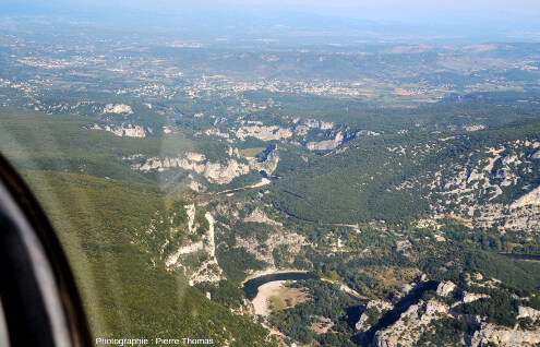 Vue aérienne en direction du Nord-Ouest sur l'entrée amont des gorges de l'Ardèche