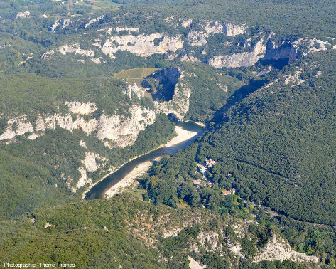 Vue aérienne éloignée sur le Pont d'Arc depuis le Sud-Est (survol de la rive droite)