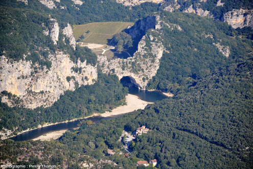 Vue aérienne sur le Pont d'Arc depuis le Sud-Est