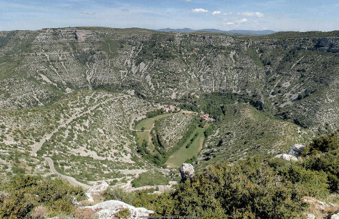 Le cirque de Navacelles (Hérault) vu en direction du Nord, un autre exemple de méandre coupé