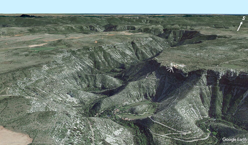 Vue aérienne du cirque de Navacelles (Hérault), vu en direction du Sud, un autre exemple de méandre recoupé