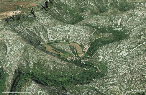 Vue aérienne du cirque de Navacelles (Hérault), vu en direction de l'Ouest, un autre exemple de méandre recoupé