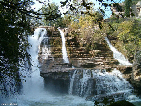 La cascade de Navacelles, par laquelle la Vis compense la différence de niveau entre l'amont et l'aval de l'ancien méandre aujourd'hui abandonné