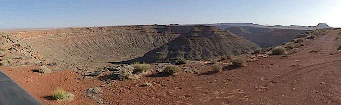 Vue aérienne du méandre recoupé précédent, sur le San Juan, un affluent du Colorado (Utah, USA)