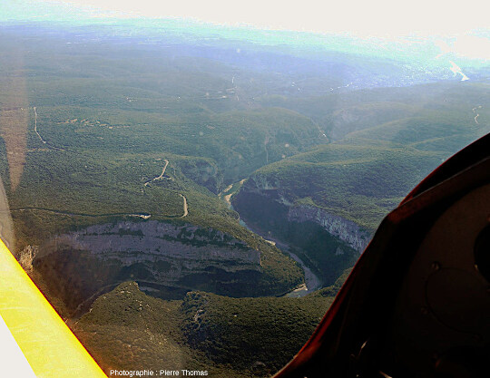 L'autre partie des gorges de l'Ardèche vue approximativement du même endroit que la figure précédente, mais dans la direction opposée, en direction de l'aval (en direction du Sud-Est) et, hélas, à contre-jour