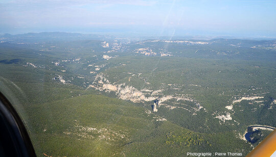 Vue générale, vers le Nord-Ouest, des gorges de l'Ardèche juste en amont du cirque de la Madeleine