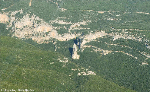 Vue aérienne sur la Cathédrale, aiguille rocheuse des gorges de l'Ardèche