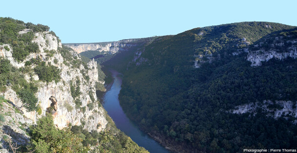 La Cathédrale, vue générale depuis le belvédère de la grotte de la Madeleine, Ardèche