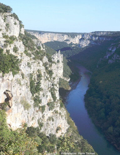 La Cathédrale, vue depuis le belvédère de la grotte de la Madeleine, Ardèche