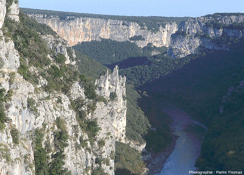 La Cathédrale, zoom depuis le belvédère de la grotte de la Madeleine, Ardèche