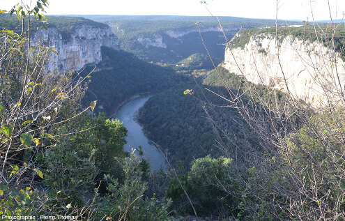 Les gorges de l'Ardèche vues depuis l'un des belvédères aménagés le long de la route touristique