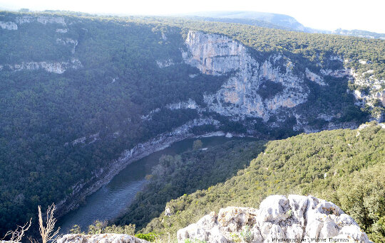 Les gorges de l'Ardèche vues depuis l'un des belvédères aménagés le long de la route touristique