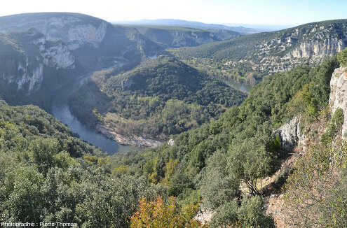 Un beau méandre des gorges de l'Ardèche vu depuis le belvédère du Serre de Tourre, en direction du Sud-Ouest