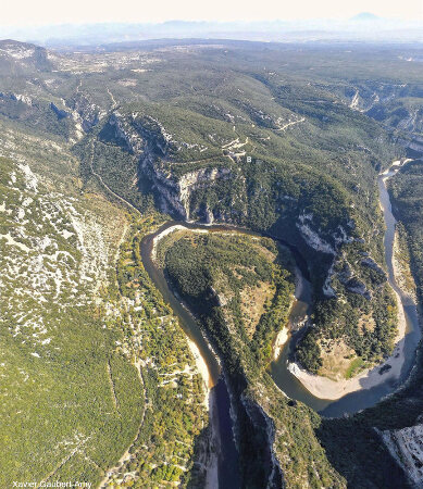 Vue aérienne, en direction de l'Est-Nord-Est, du méandre du Serre de Tourre, gorges de l'Ardèche