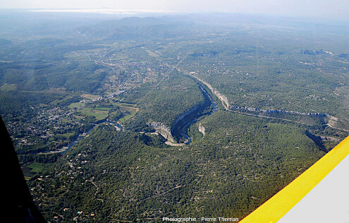 Vue aérienne générale, en direction du Sud, sur le cirque de Gens, le confluent entre l'Ardèche et la Ligne, et le défilé de Ruoms