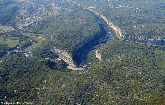 Vue aérienne, en direction du Sud, sur le cirque de Gens, le confluent entre l'Ardèche et la Ligne, et le défilé de Ruoms