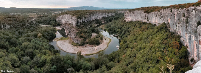 Le cirque de Gens, méandre des gorges de l'Ardèche, vu du sol