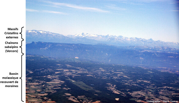 Vue depuis la vallée du Rhône en amont de Tain-l'Hermitage prise en direction du Sud-Est