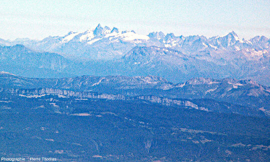 Zoom sur le massif de l'Oisans (ou des Écrins), dominé par la Meige (3983 m, un peu à gauche du centre) et la barre des Écrins (4101 m, à droite)