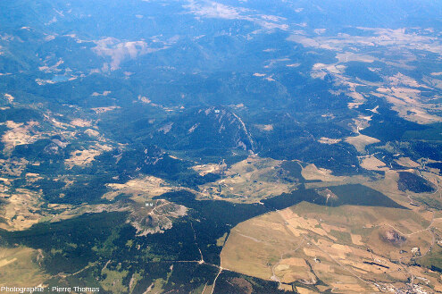 Vue prise en direction du Sud-Est sur le Mont Mézenc (MM, au premier plan) et le Suc de Sara (SS, au centre)