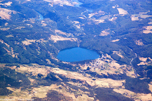 Vue aérienne, prise en direction du Sud-Est, sur le lac d'Issarlès, un des plus beaux maars phréatomagmatiques d'Ardèche (âgé de 80 000 ans)