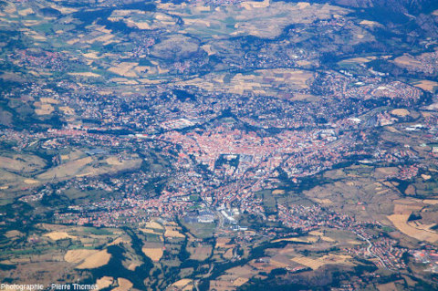 Vue aérienne large sur le Puy-en-Velay, préfecture de la Haute-Loire et un des points de départ du pèlerinage de Sait-Jacques de Compostelle