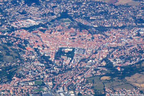 Vue aérienne sur le cœur du Puy-en-Velay, préfecture de la Haute-Loire