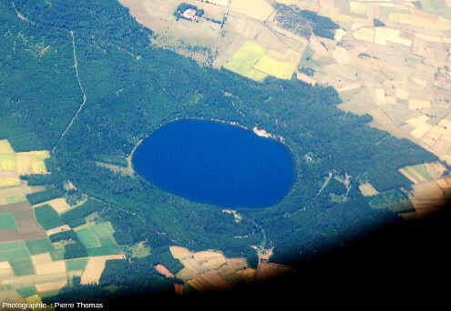 Vue aérienne sur le lac du Bouchet (Haute-Loire), beau maar phréatomagmatique d'âge compris entre 350 000 et 400 000 ans