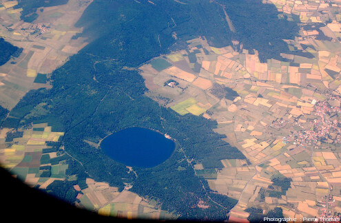 Vue aérienne du secteur du lac du Bouchet (Haute-Loire), beau maar phréatomagmatique d'âge compris entre 350 000 et 400 000 ans