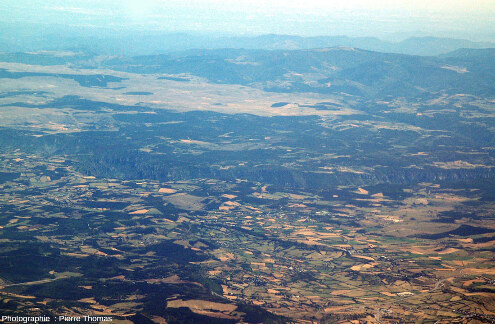 Au premier plan, le Causse de Sauveterre et au deuxième plan, l'extrémité occidentale du causse Méjean, Haute-Loire