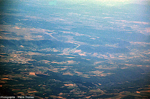 Le viaduc de Millau sur la vallée du Tarn, quelques kilomètres en aval de Millau (Aveyron)