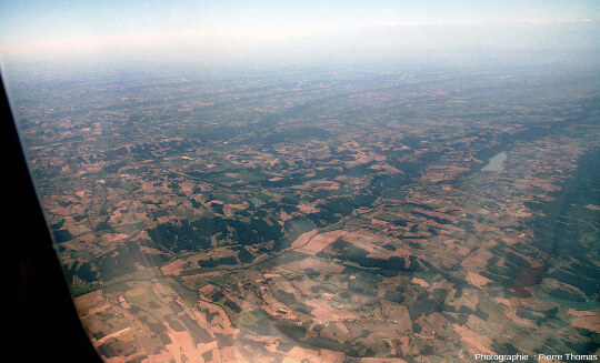 Vue aérienne sur une partie du plateau de Lannemezan, prise en direction du Sud-Sud-Est