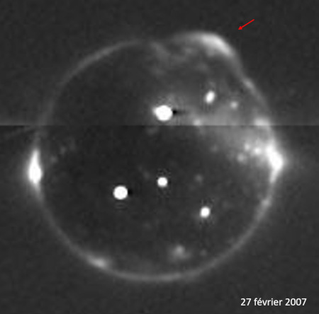 Image N&B, prise en lumière visible par New Horizons, du globe d'Io entièrement plongé dans l'ombre de Jupiter (Io est en position d'éclipse de Soleil)