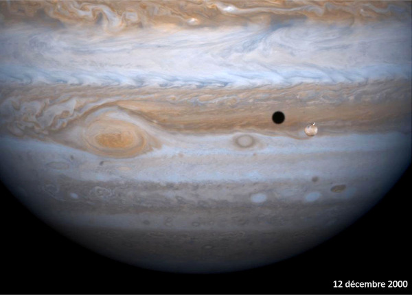 Io et son ombre projetée sur Jupiter, photographiés le 12 décembre 2000 par la sonde Cassini en route pour Saturne