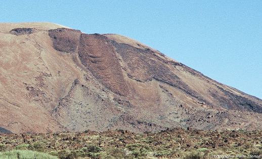 Zoom sur trois coulées de lave visqueuse (sans doute de la phonolite ou de la trachy-phonolite) au flanc de la Montana Blanca (Tenerife, Canaries)