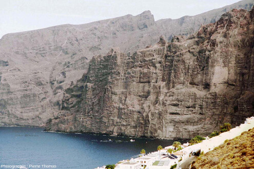 Vue avec un peu de recul sur les Falaises des Géants, leurs alternances horizontales, et leurs dykes, avec la ville de Los Gigantes au premier plan, Tenerife (Canaries)