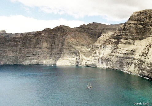 Vue plus rapprochée sur les Acantilados de Los Gigantes, ses alternances horizontales et de ses dykes, Tenerife (Canaries)