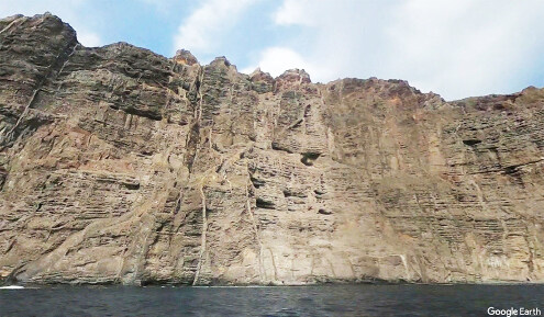 Vue rapprochée sur les Acantilados de Los Gigantes, ses alternances horizontales et de ses dykes, Tenerife (Canaries)