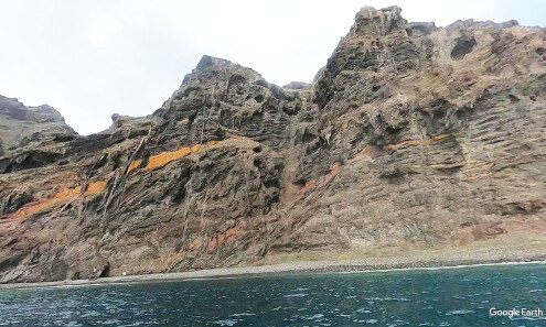 Vue montrant un secteur à 3,5 km au Nord de Los Gigantes (Playa de Barranco Secco) montrant la complexité de la falaise recoupée par les dykes, Tenerife (Canaries)