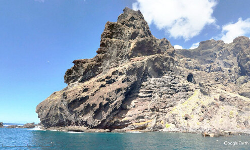 La Playa de Masca, 5 km au Nord de Los Gigantes, montrant, outre de nombreux dykes, la complexité de niveaux pyroclastiques se recouvrant/recoupant les uns les autres, Tenerife (Canaries)