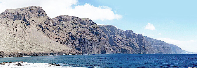 Panorama vers le Sud-Est depuis la Punta de Teno (13 km au Nord-Ouest de Los Gigantes) montrant dykes, niveaux volcaniques ayant des pendages divers…, Tenerife (Canaries)