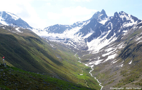 Vue globale du cadre morphologique du glacier rocheux de Muragl, vu depuis l'arrivée du funiculaire de Muottas Muragl, région de Saint-Moritz, Suisse
