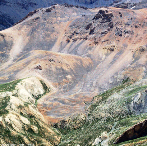 Un beau glacier rocheux photographié par la fenêtre d'un bus dans la vallée de Sarchu, Ladakh, Himalaya indien