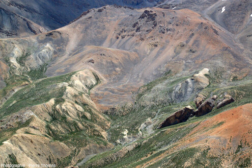 Zoom arrière sur le beau glacier rocheux de la figure précédente, vallée de Sarchu, Ladakh, Himalaya indien