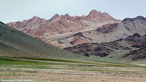 Panorama avec ce qui ressemble à un glacier rocheux quelque part dans l'Altaï mongol