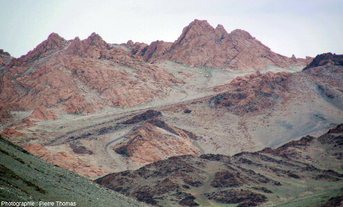 Vue rapprochée de ce qui ressemble à un glacier rocheux quelque part dans l'Altaï mongol