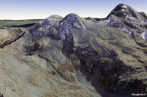 Vue aérienne d'un glacier rocheux alpin au pied du Monte Granero, près du Mont Viso, le plus haut sommet à droite