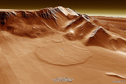 Exemple de morphologie martienne (13 km de large dans sa partie la plus étalée) située sur les flancs d'Olympus Mons ne pouvant pas ne pas faire penser à des glaciers rocheux