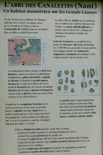 Panneau explicatif sur les découvertes faites dans l'abri des canalettes (accès barré par une grille), forêt du Causse de L'Hospitalet-du-Larzac (Aveyron)